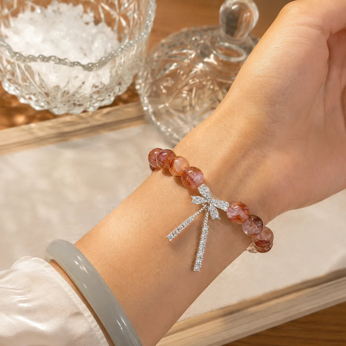 Bracelet Ruby Blossom en quartz à inclusions rouges pour Apple Watch porté au poignet