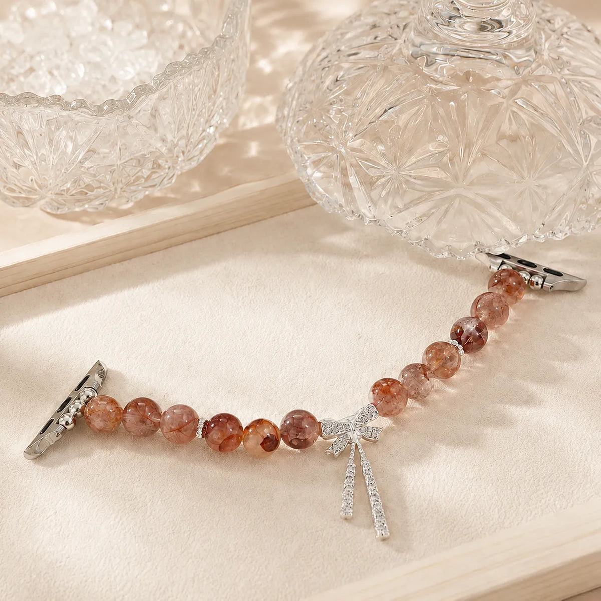 Perles de quartz à inclusions rouges et nœud en cristal sur le bracelet Ruby Blossom pour Apple Watch