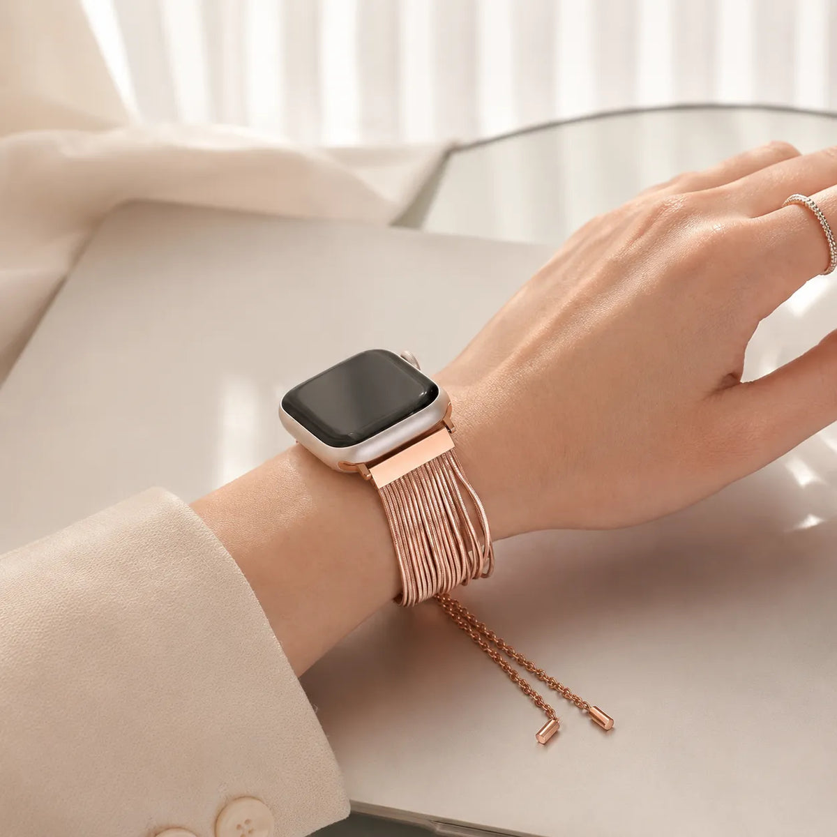 주얼리처럼 스타일링한 로즈 골드 스테인리스 태슬 체인 Apple Watch 밴드