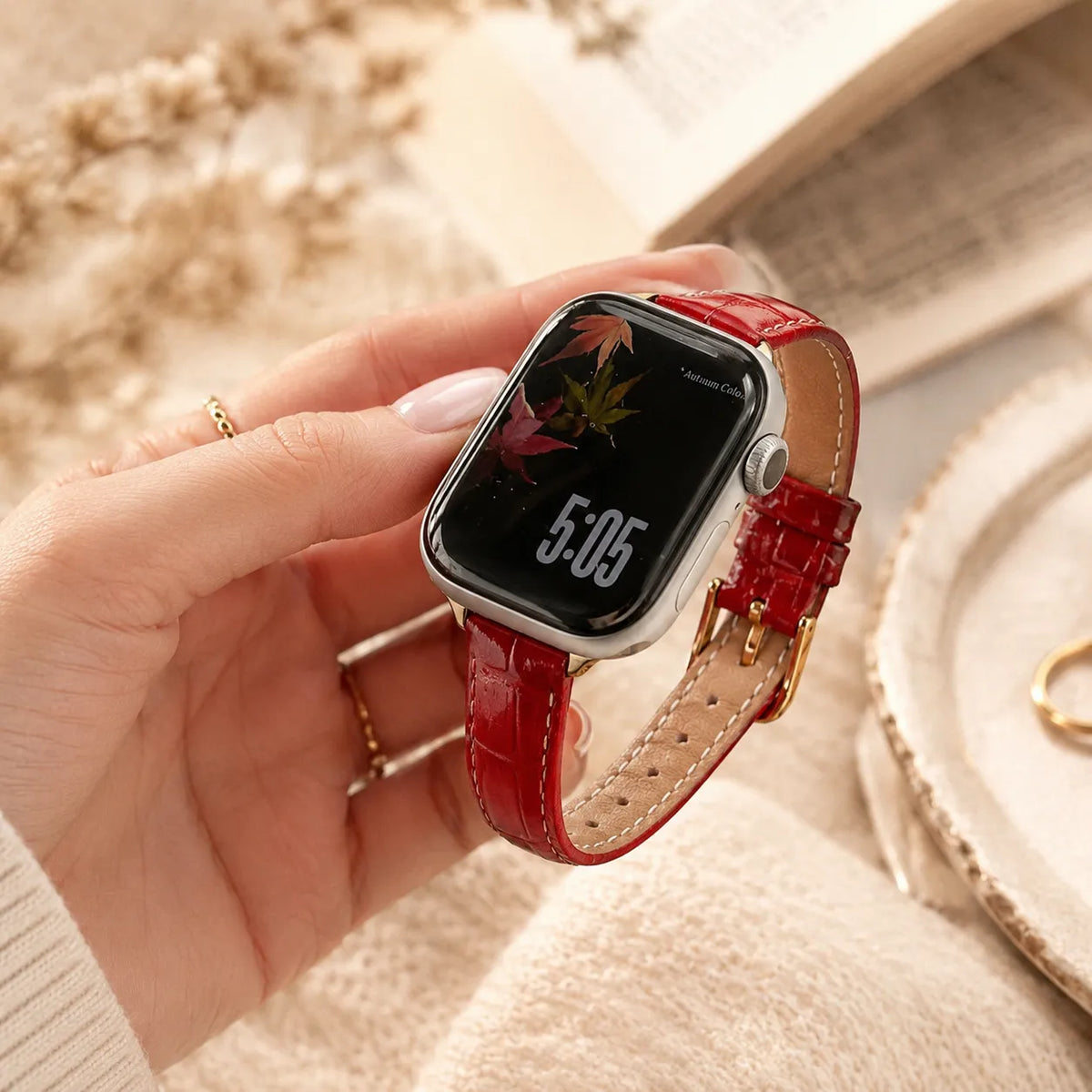 ゴールドバックルを備えた光沢レッドのクロコ型押しレザー Apple Watchバンド