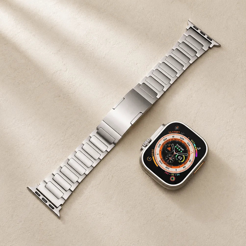 Naturfarbenes Titanarmband für die Apple Watch Ultra mit breiten, abgestuften Gliedern