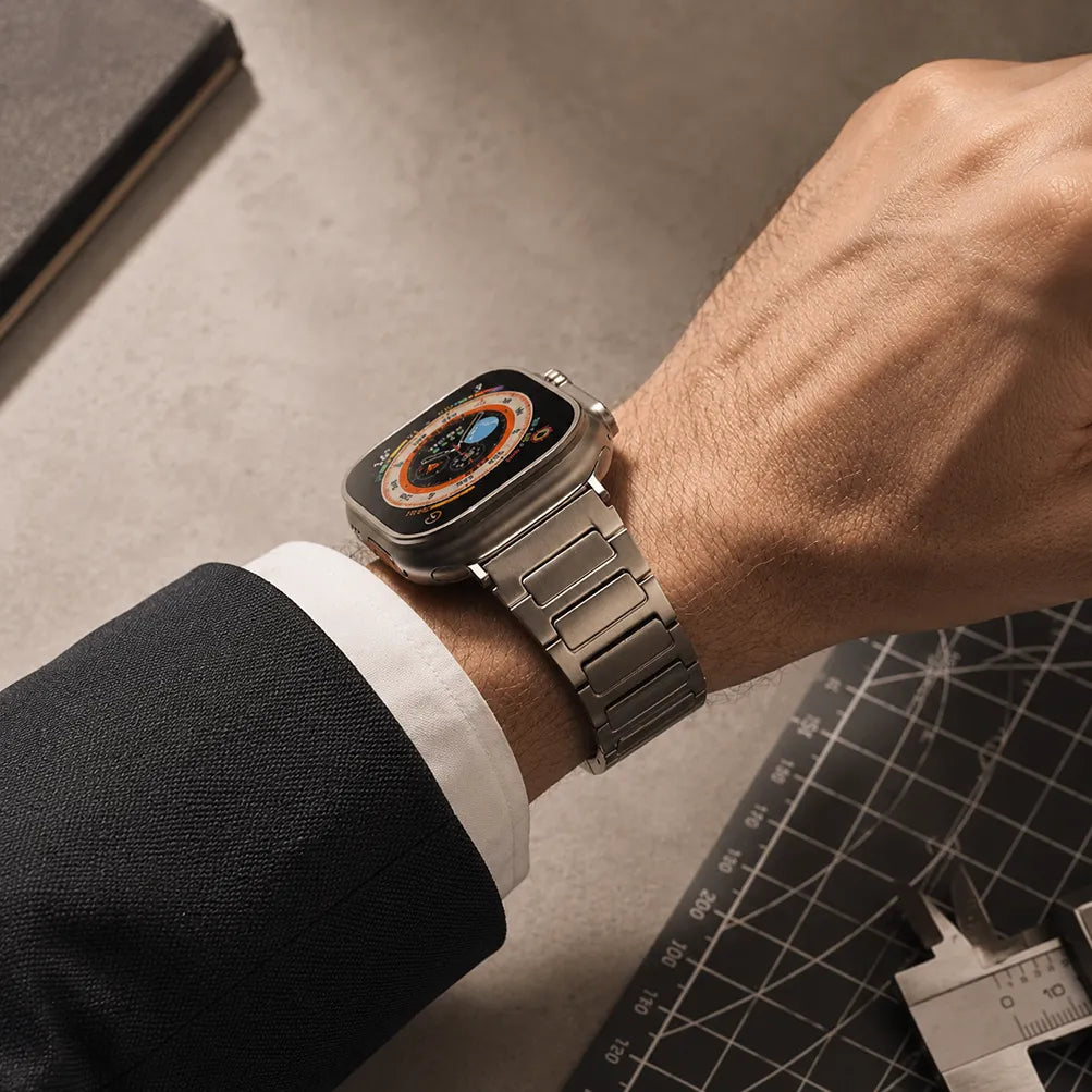 Naturfarbenes Titanarmband für die Apple Watch Ultra, kombiniert mit einem Anzug