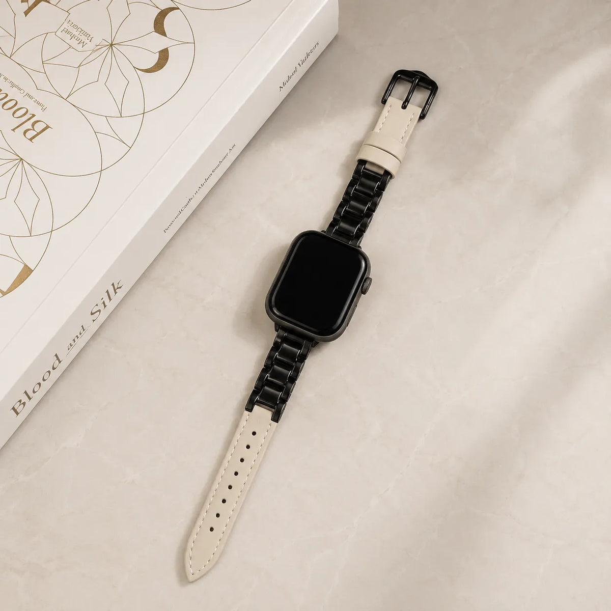 ブラックのセラミックリンクとクリーム色のレザーを組み合わせたツートーンApple Watchバンド