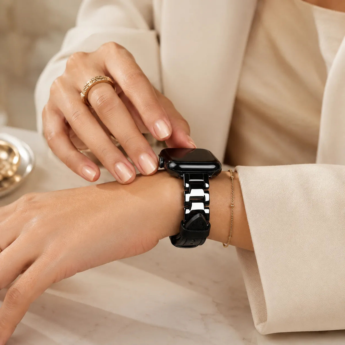 手首に着けたブラックのセラミック＆レザー製ツートーンApple Watchバンド