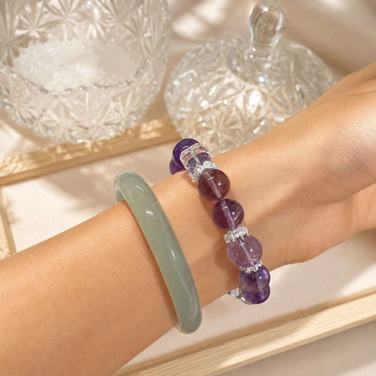 Bracelet Violet Dream en améthyste pour Apple Watch porté comme un bracelet en cristal