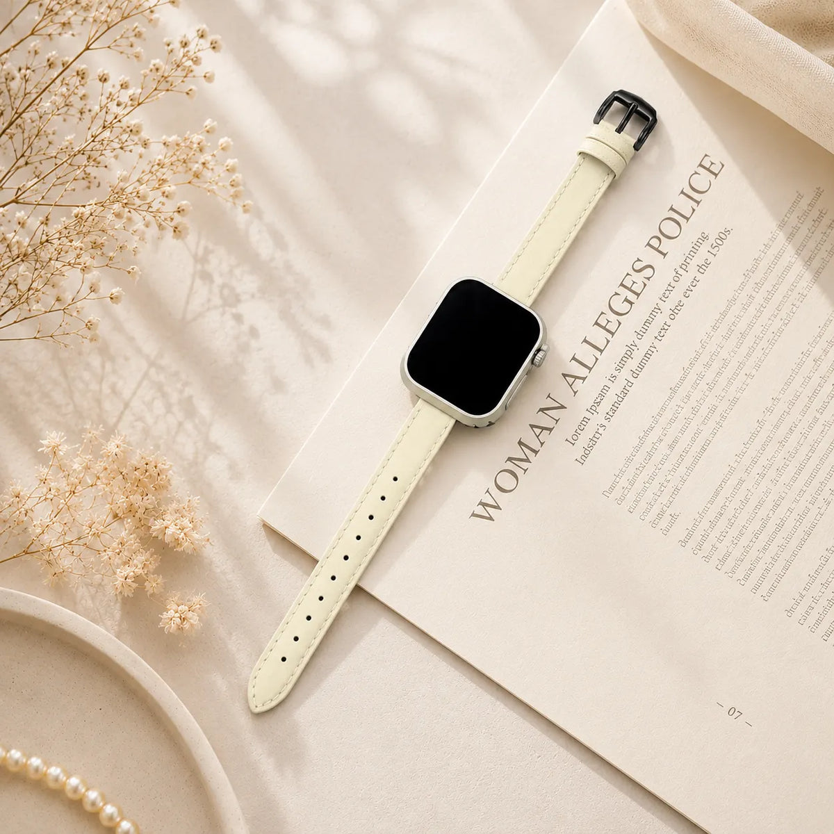 柔らかなニュートラルカラーの小物に合わせた、細身のホワイトレザーApple Watchバンド