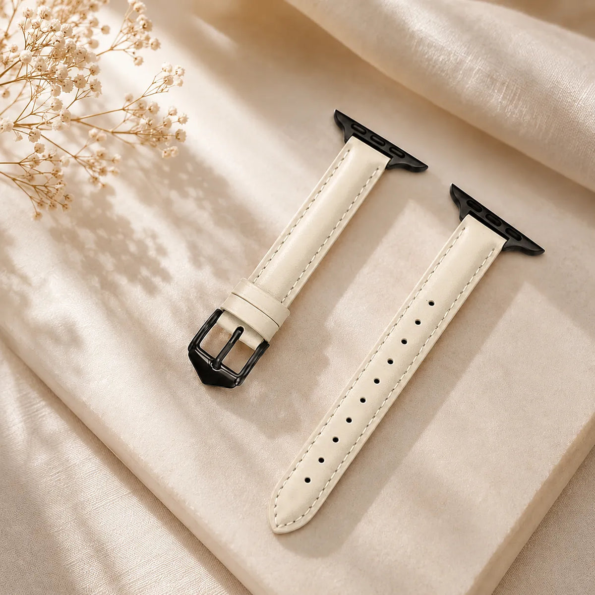 同色ステッチとコントラストの効いたブラックのバックル＆コネクタを備えたホワイトレザーApple Watchバンド